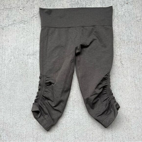 Lululemon flow crop leggings size 6 - Picture 2 of 6